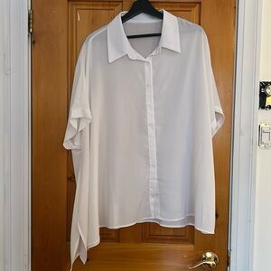 Short sleeves asymmetrical blouse.